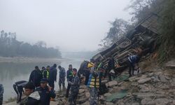 Yolcu otobüsü nehre düştü: 19 can kaybı