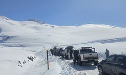 Off-road ekibi kışın ortasında kaplıcada yüzdü