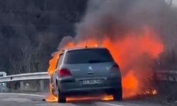 Seyir halindeyken alev alan otomobil yandı