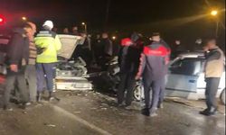 iki otomobil kafa kafaya çarpıştı; 4 yaralı