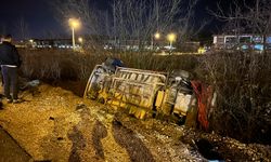 Otomobilin çarptığı özel halk otobüsü devrildi: 5 yaralı