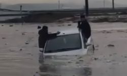 Cizre’de sağanak yağış sonrası yollarda araçlar mahsur kaldı