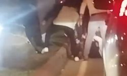 Tartıştıkları kişiyi yere yatırıp darbettiler