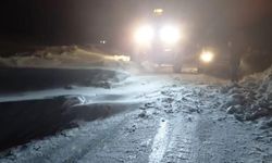 Tipi nedeniyle yolda mahsur kalan 30 kişi kurtarıldı