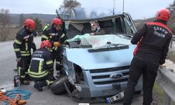 TIR'a çarpan minibüsün sürücüsü, araçtan güçlükle çıkarıldı