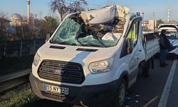 TIR'daki beton bloka kamyonet çarptı; 1 ölü, 1 yaralı