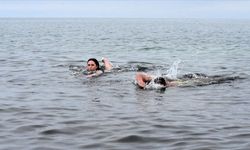 Van Gölü’nde dondurucu soğukta kulaç attılar