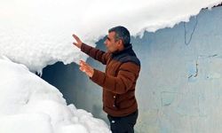 Van’da kar yolları kapattı, kırsalda evler kara gömüldü