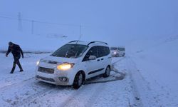 Hakkari'de kar ve tipi; araçlar yolda kaldı