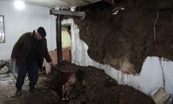 Yüksekova’da yağış nedeniyle evi yıkılan aileye destek