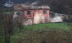 Boşaltılan 2 katlı bina kendiliğinden yıkıldı