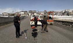 Yüksekova'da yol yamama çalışması yapıldı
