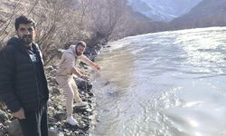 Hakkari’de gençler iftar için Zap’ta balık tuttu