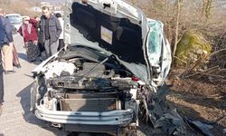 İşçi servisi ile otomobil çarpışt: 13 yaralı