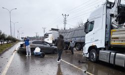Otomobil, aydınlatma direğine ve TIR'a çarptı: 2 yaralı