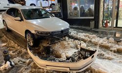 Hakkari’de kar nedeniyle araç hasar gördü