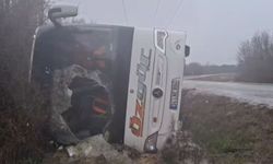 Polisleri taşıyan midibüs devrildi: 3 polis yaralı