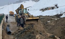 Toprak kayması kanalizasyon hattını çökertti