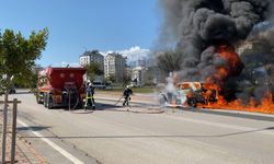 Alev alan otomobilindeki kedisini son anda kurtardı