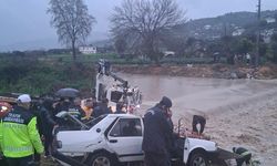 Otomobil sel sularına kapıldı: 1 ölü, 1 yaralı