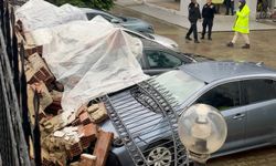 İstinat duvarı çöktü; 4 otomobil hasar gördü