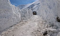 Yüksekova Aktoprak yolundaki çığ temizlendi