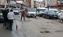 Hakkari’de yollar alarm veriyor: Esnaf kürekle müdahale etti