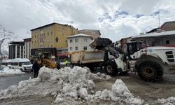 Hakkari’de karla mücadele ekipleri gece gündüz sahada
