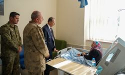 Vali Taşyapan hastalar ve sağlıkçılarla bayramlaştı