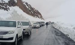 Hakkari-Şırnak Yolunu çığ kapattı, araçlar mahsur kaldı