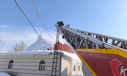 Yüksekova’da buz tehlikesine karşı çalışma