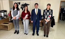 Hakkari’de kadın çalışanlara 8 Mart’ta karanfil