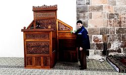678 yıllık caminin gönüllü olarak temizliğini yapıyor