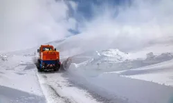 İran sınırında 2 metreyi aşan karla mücadele çalışması