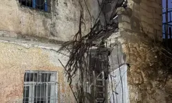 Mardin’de 2 katlı evin bir bölümü çöktü