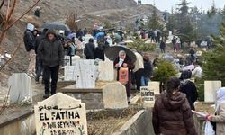 Bayramda unutulmayanlar: Hakkarililer mezarlıklara akın etti