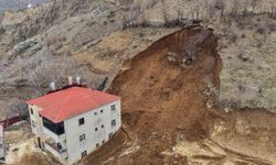 Hakkari'de heyelan bir eve zarar verdi