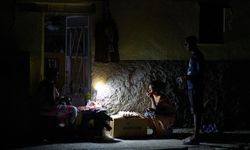 Deprem ve elektrik kesintisi hayatı felç etti