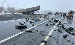 Van’da otomobil ile tır çarpıştı: 2 ölü, 3 yaralı