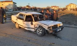 Otomobil ile minibüs çarpıştı: 3 yaralı