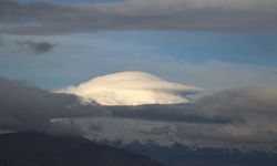 Ağrı Dağı'nın zirvesi mercek bulutuyla kaplandı