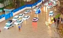 Batman'da sağanak nedeniyle yollar göle döndü