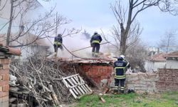 Bedensel engelli, evinde çıkan yangında yaralandı