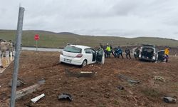 Hafif ticari araçla otomobil çarpıştı: 1’i ağır, 13 yaralı