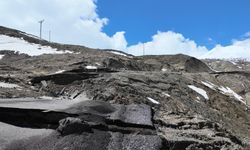 Bingöl’de sağanak sonrası köy yolu çöktü