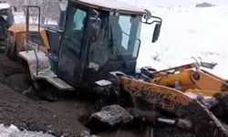 Köy yolunu açmaya giden iş makinesi çamura saplandı