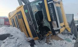 Buzlanma nedeniyle 2 TIR devrildi; 1 yaralı