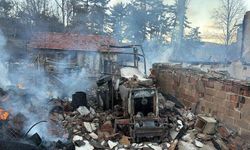 Çıkan yangında ev ve traktör yandı