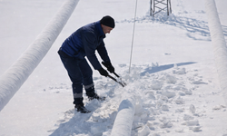 Hakkari'de VEDAŞ ekipleri çöken hatları onardı