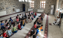 Hakkari’de tarihi camide çocuk buluşması
